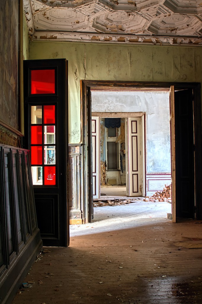chateau rouge kasteel urbex hdr hotel torrance titantia bambi red castle verlaten trash abandoned